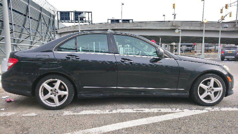 Illustration for article titled This 2008 Mercedes-Benz C300 Is a Six-Speed Manual Unicorn